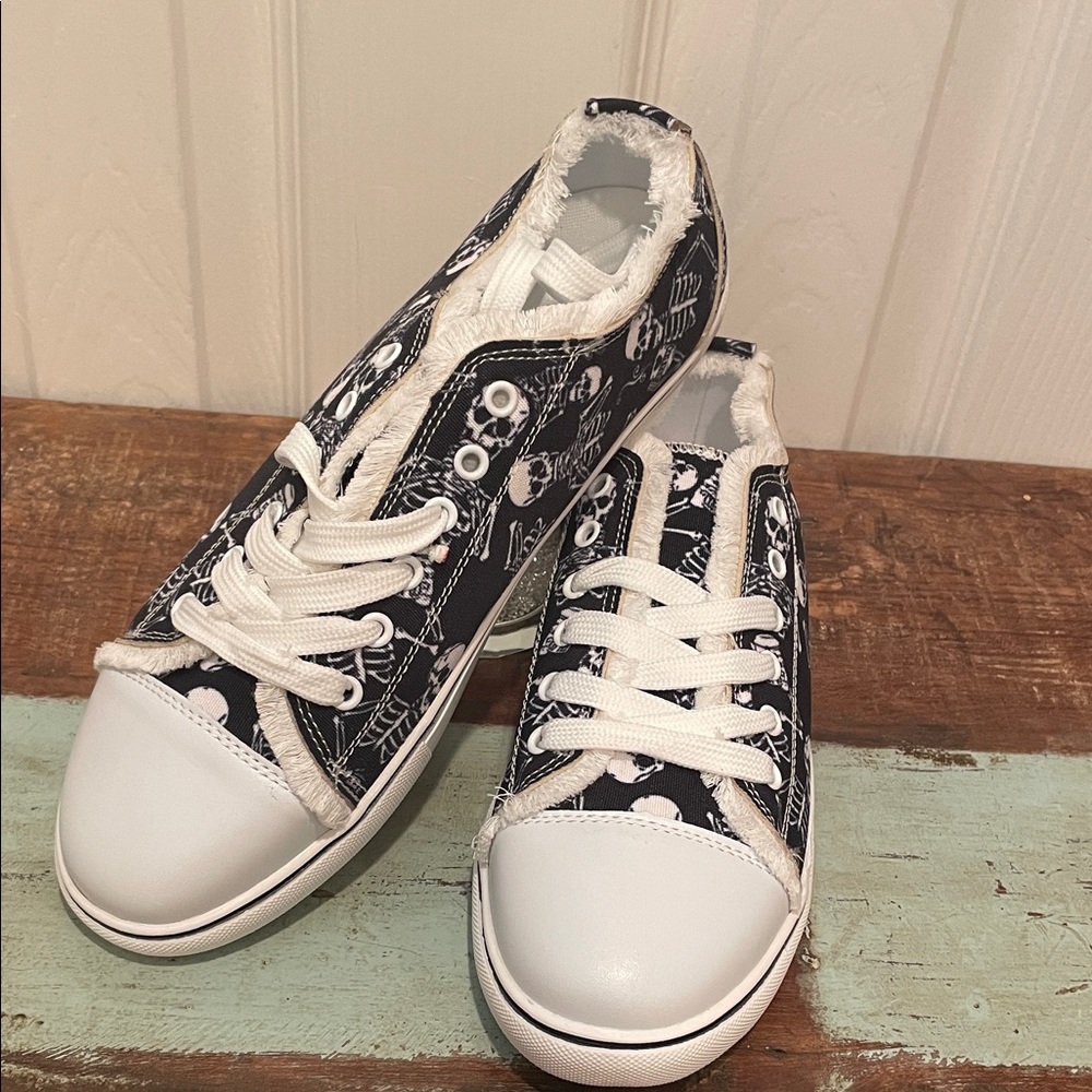 Stylish Black and White Women's Sneakers